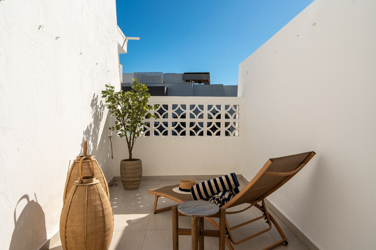 FOR SALE 🏡 Renovated Three-Bedroom Apartment with South-Facing Terrace near Centro Plaza – Nueva Andalucía, Marbella 🇪🇸