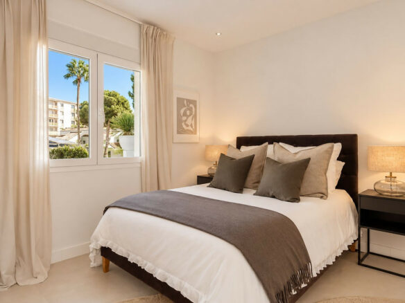 FOR SALE 🏡 Renovated Three-Bedroom Apartment with South-Facing Terrace near Centro Plaza – Nueva Andalucía, Marbella 🇪🇸
