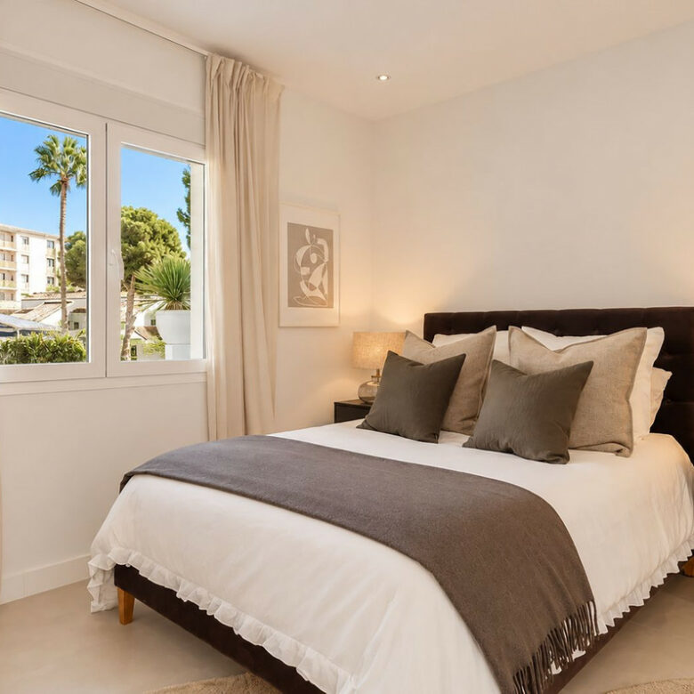 FOR SALE 🏡 Renovated Three-Bedroom Apartment with South-Facing Terrace near Centro Plaza – Nueva Andalucía, Marbella 🇪🇸