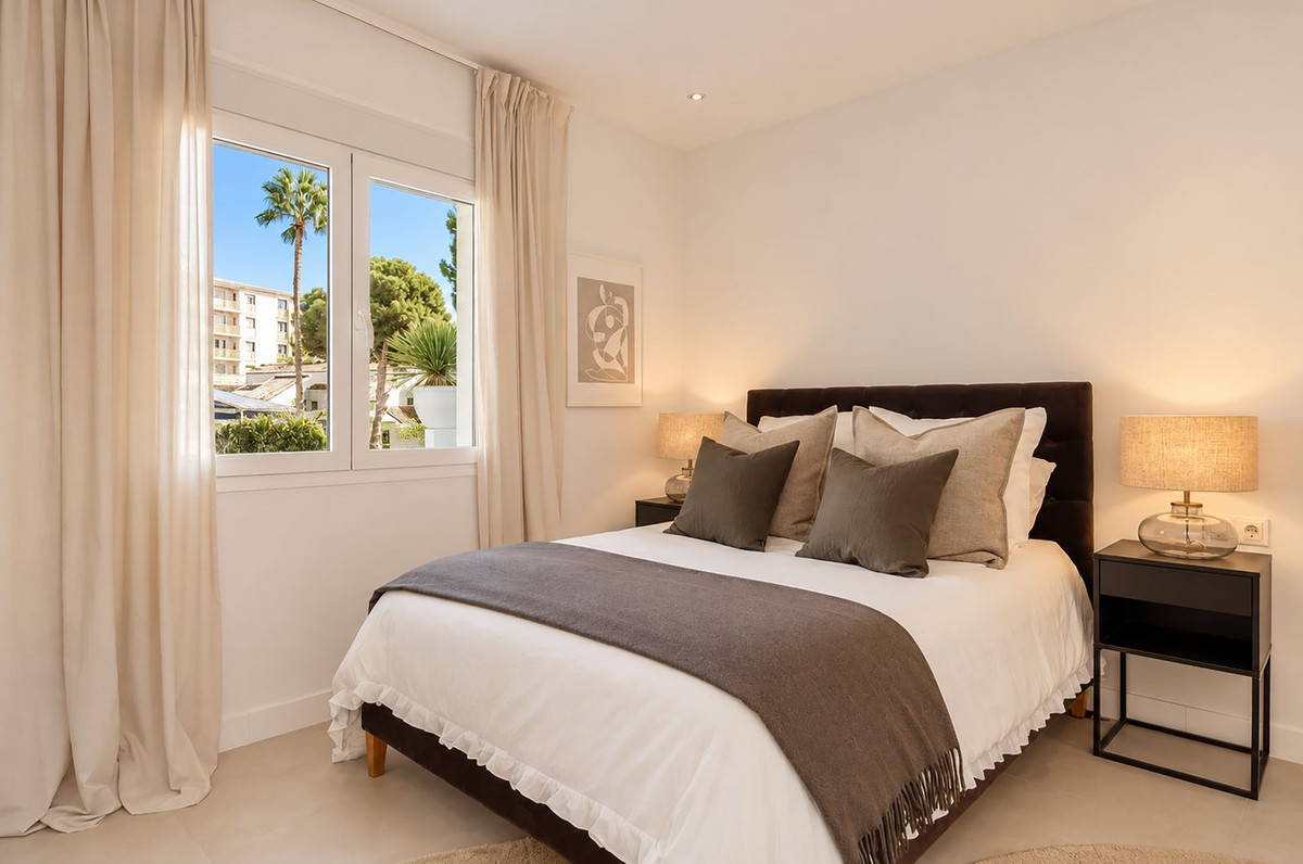 FOR SALE 🏡 Renovated Three-Bedroom Apartment with South-Facing Terrace near Centro Plaza – Nueva Andalucía, Marbella 🇪🇸