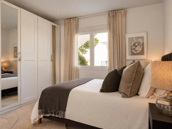 FOR SALE 🏡 Renovated Three-Bedroom Apartment with South-Facing Terrace near Centro Plaza – Nueva Andalucía, Marbella 🇪🇸