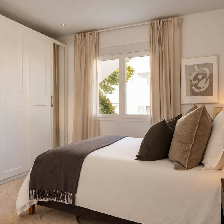 FOR SALE 🏡 Renovated Three-Bedroom Apartment with South-Facing Terrace near Centro Plaza – Nueva Andalucía, Marbella 🇪🇸