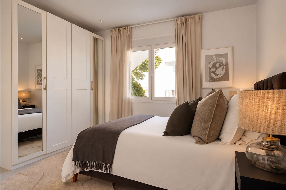 FOR SALE 🏡 Renovated Three-Bedroom Apartment with South-Facing Terrace near Centro Plaza – Nueva Andalucía, Marbella 🇪🇸