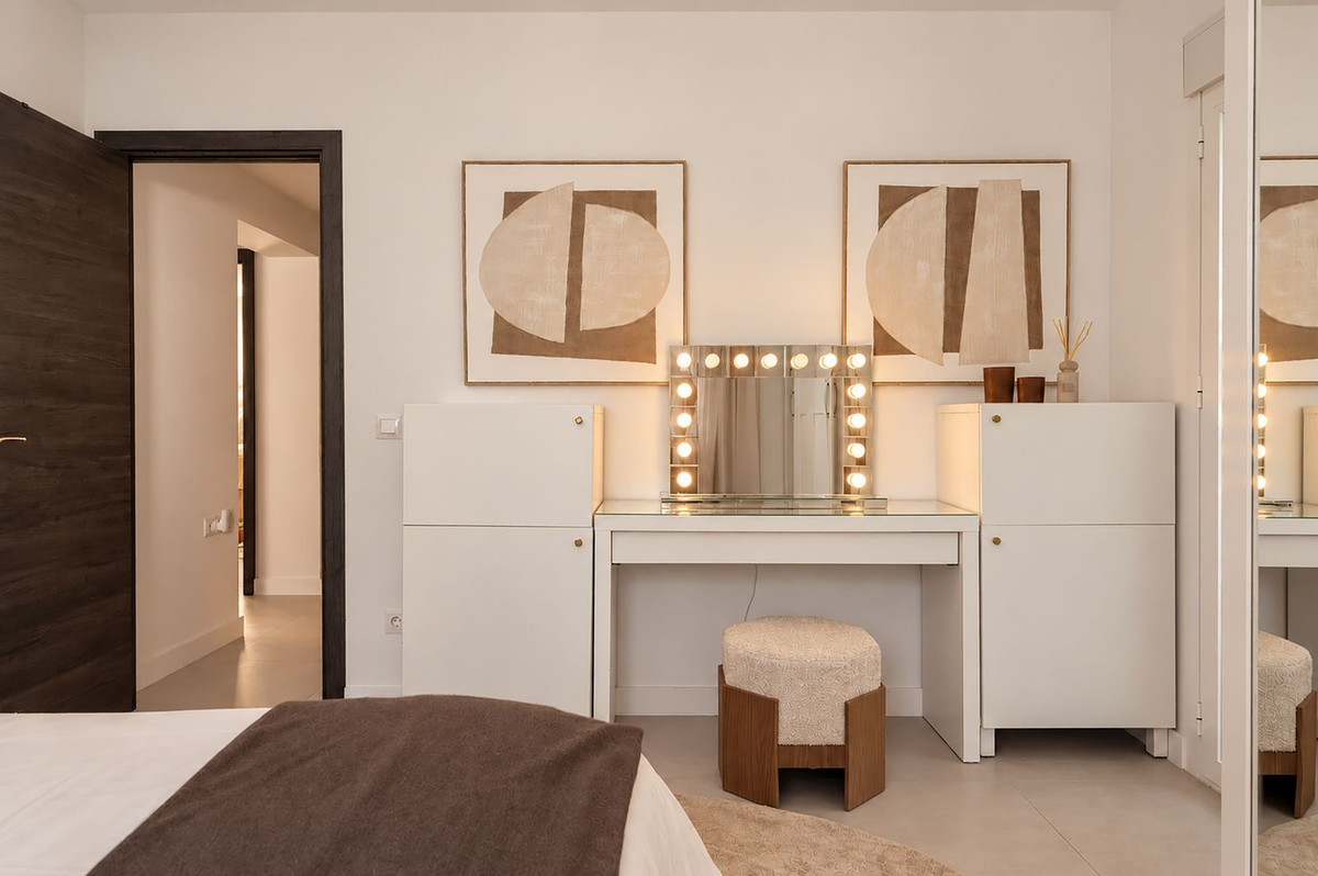 FOR SALE 🏡 Renovated Three-Bedroom Apartment with South-Facing Terrace near Centro Plaza – Nueva Andalucía, Marbella 🇪🇸