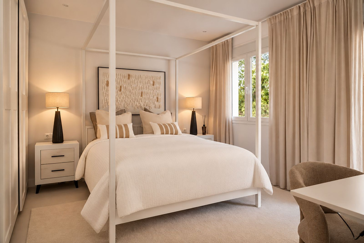 FOR SALE 🏡 Renovated Three-Bedroom Apartment with South-Facing Terrace near Centro Plaza – Nueva Andalucía, Marbella 🇪🇸