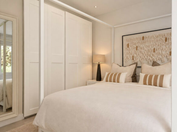 FOR SALE 🏡 Renovated Three-Bedroom Apartment with South-Facing Terrace near Centro Plaza – Nueva Andalucía, Marbella 🇪🇸