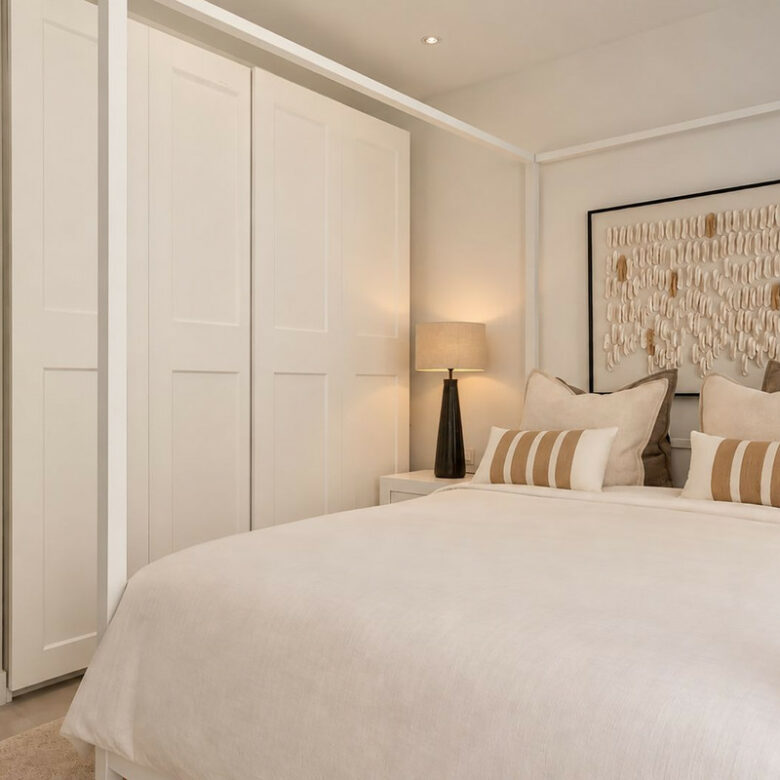 FOR SALE 🏡 Renovated Three-Bedroom Apartment with South-Facing Terrace near Centro Plaza – Nueva Andalucía, Marbella 🇪🇸