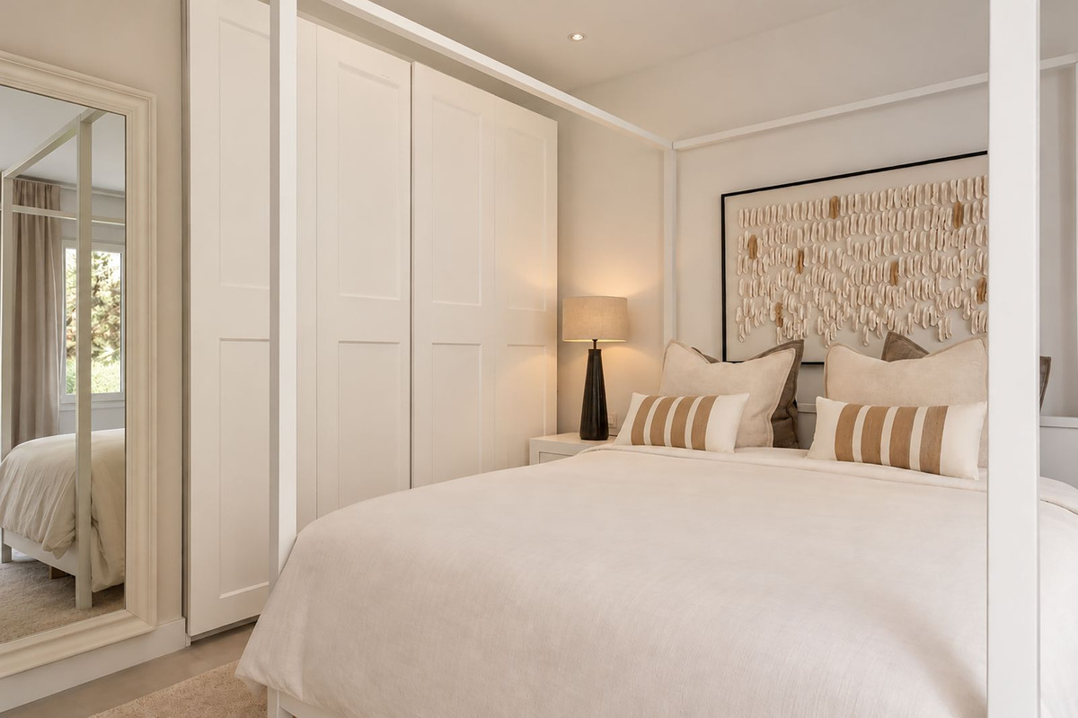 FOR SALE 🏡 Renovated Three-Bedroom Apartment with South-Facing Terrace near Centro Plaza – Nueva Andalucía, Marbella 🇪🇸