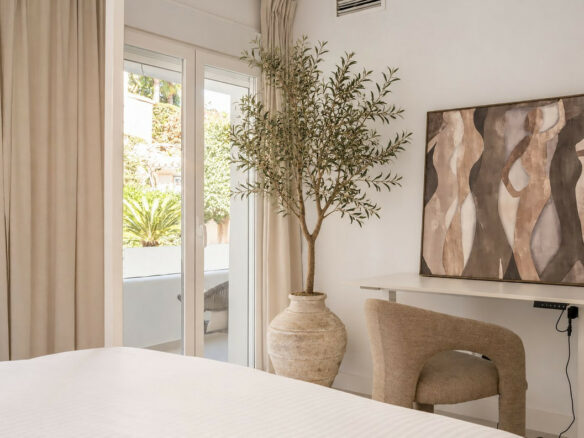 FOR SALE 🏡 Renovated Three-Bedroom Apartment with South-Facing Terrace near Centro Plaza – Nueva Andalucía, Marbella 🇪🇸