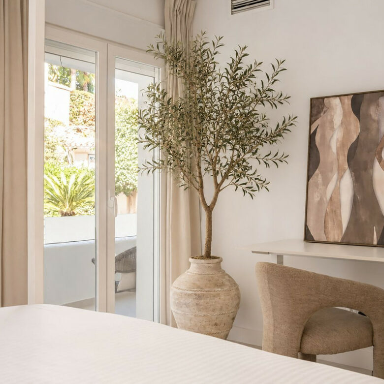 FOR SALE 🏡 Renovated Three-Bedroom Apartment with South-Facing Terrace near Centro Plaza – Nueva Andalucía, Marbella 🇪🇸