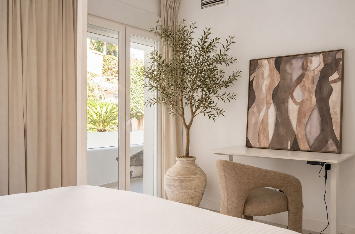 FOR SALE 🏡 Renovated Three-Bedroom Apartment with South-Facing Terrace near Centro Plaza – Nueva Andalucía, Marbella 🇪🇸