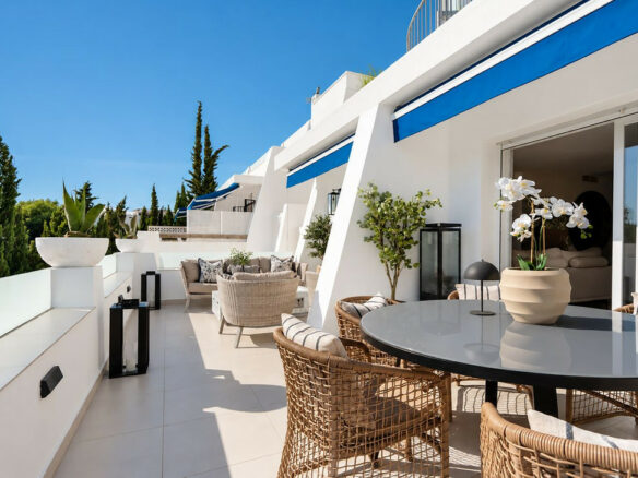FOR SALE 🏡 Renovated Three-Bedroom Apartment with South-Facing Terrace near Centro Plaza – Nueva Andalucía, Marbella 🇪🇸