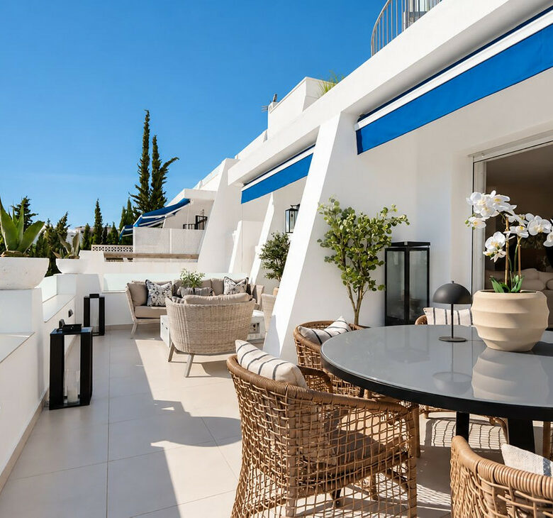 FOR SALE 🏡 Renovated Three-Bedroom Apartment with South-Facing Terrace near Centro Plaza – Nueva Andalucía, Marbella 🇪🇸