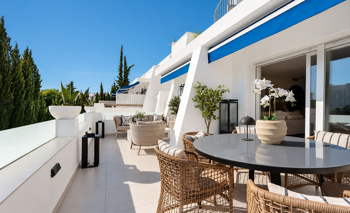 FOR SALE 🏡 Renovated Three-Bedroom Apartment with South-Facing Terrace near Centro Plaza – Nueva Andalucía, Marbella 🇪🇸
