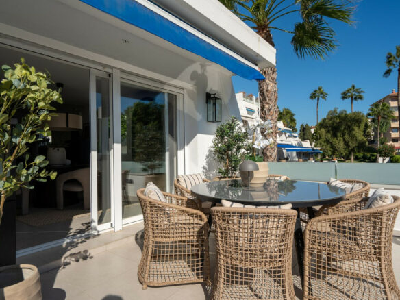 FOR SALE 🏡 Renovated Three-Bedroom Apartment with South-Facing Terrace near Centro Plaza – Nueva Andalucía, Marbella 🇪🇸