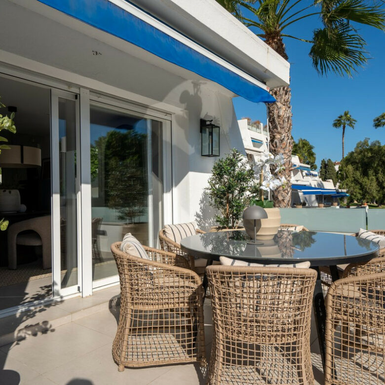 FOR SALE 🏡 Renovated Three-Bedroom Apartment with South-Facing Terrace near Centro Plaza – Nueva Andalucía, Marbella 🇪🇸
