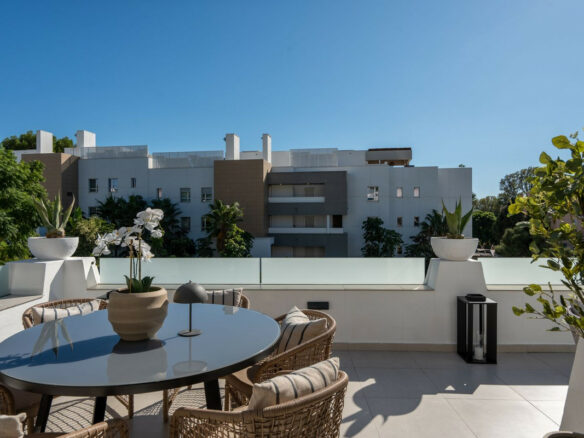 FOR SALE 🏡 Renovated Three-Bedroom Apartment with South-Facing Terrace near Centro Plaza – Nueva Andalucía, Marbella 🇪🇸