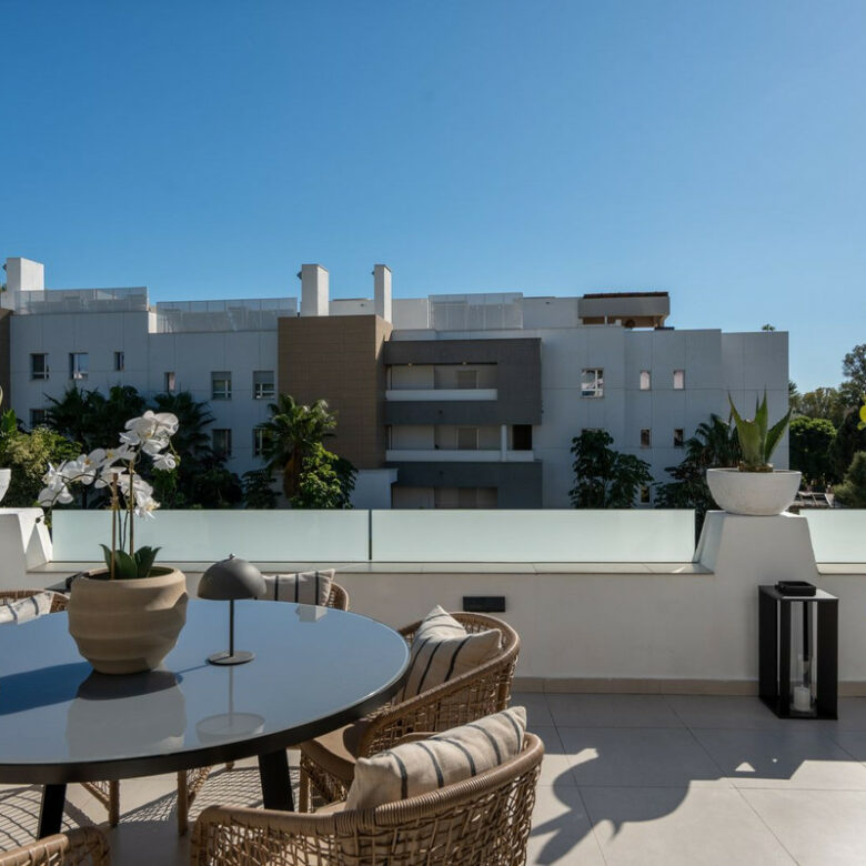 FOR SALE 🏡 Renovated Three-Bedroom Apartment with South-Facing Terrace near Centro Plaza – Nueva Andalucía, Marbella 🇪🇸