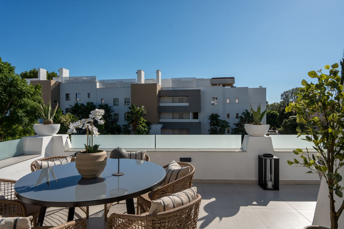 FOR SALE 🏡 Renovated Three-Bedroom Apartment with South-Facing Terrace near Centro Plaza – Nueva Andalucía, Marbella 🇪🇸