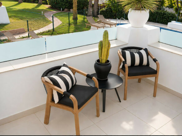 FOR SALE 🏡 Renovated Three-Bedroom Apartment with South-Facing Terrace near Centro Plaza – Nueva Andalucía, Marbella 🇪🇸