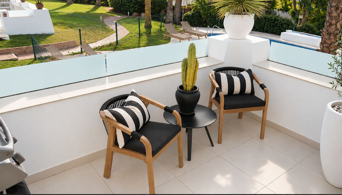 FOR SALE 🏡 Renovated Three-Bedroom Apartment with South-Facing Terrace near Centro Plaza – Nueva Andalucía, Marbella 🇪🇸