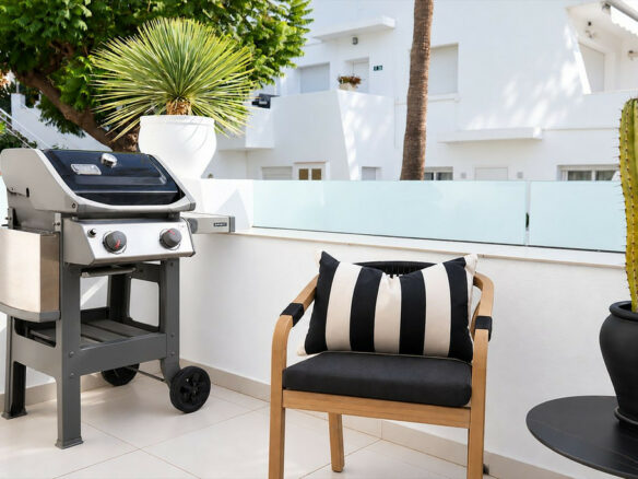 FOR SALE 🏡 Renovated Three-Bedroom Apartment with South-Facing Terrace near Centro Plaza – Nueva Andalucía, Marbella 🇪🇸