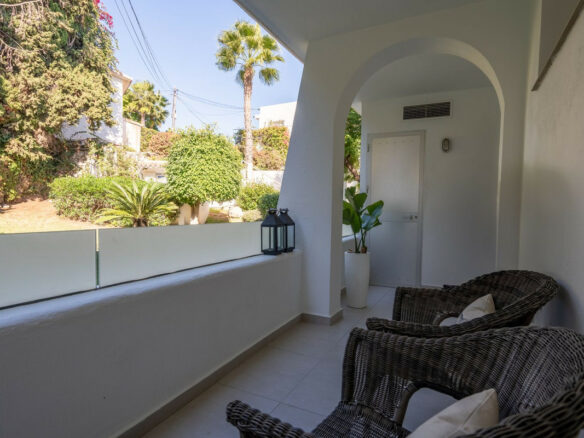 FOR SALE 🏡 Renovated Three-Bedroom Apartment with South-Facing Terrace near Centro Plaza – Nueva Andalucía, Marbella 🇪🇸
