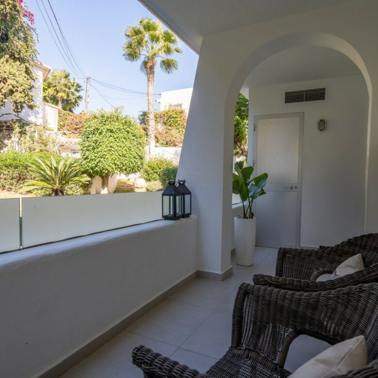 FOR SALE 🏡 Renovated Three-Bedroom Apartment with South-Facing Terrace near Centro Plaza – Nueva Andalucía, Marbella 🇪🇸
