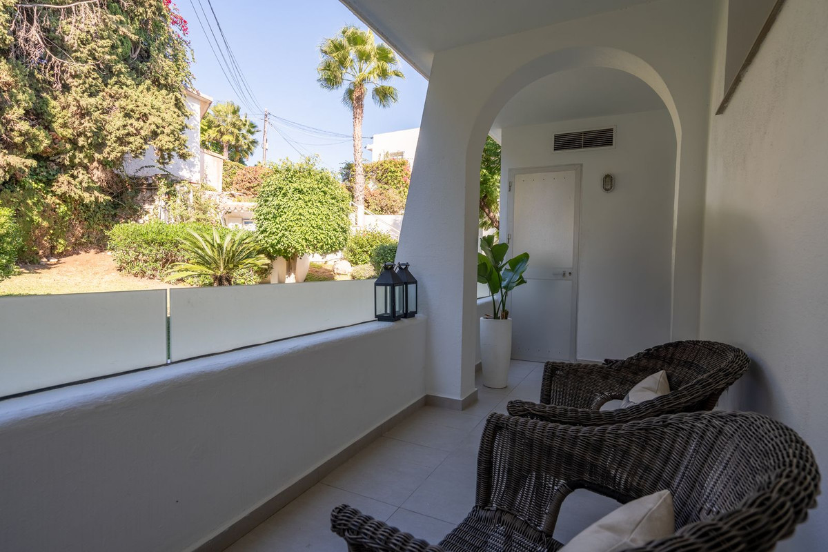 FOR SALE 🏡 Renovated Three-Bedroom Apartment with South-Facing Terrace near Centro Plaza – Nueva Andalucía, Marbella 🇪🇸
