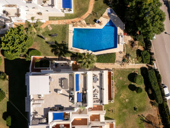 FOR SALE 🏡 Renovated Three-Bedroom Apartment with South-Facing Terrace near Centro Plaza – Nueva Andalucía, Marbella 🇪🇸