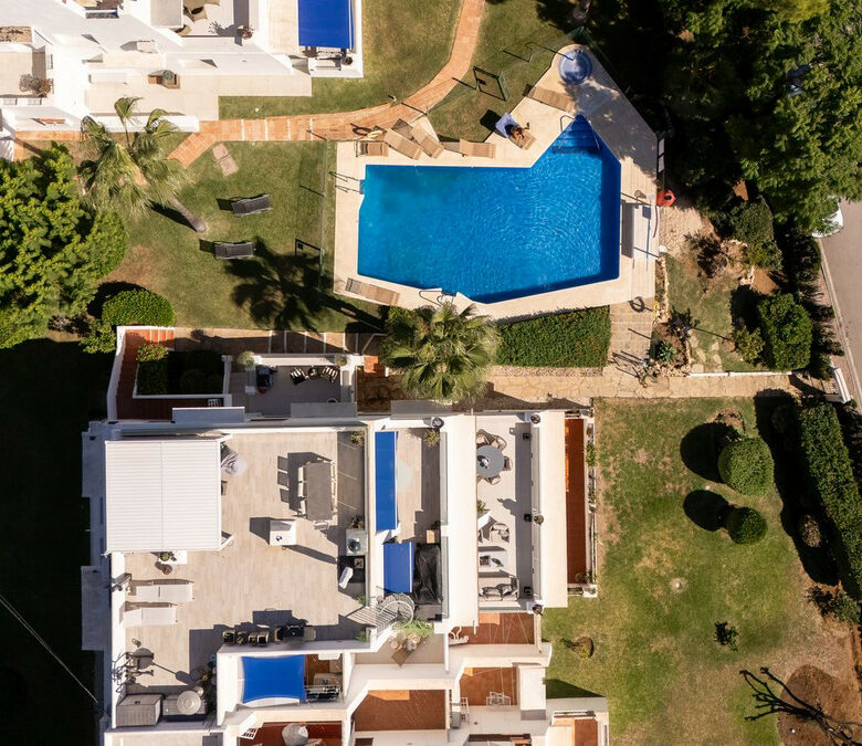 FOR SALE 🏡 Renovated Three-Bedroom Apartment with South-Facing Terrace near Centro Plaza – Nueva Andalucía, Marbella 🇪🇸