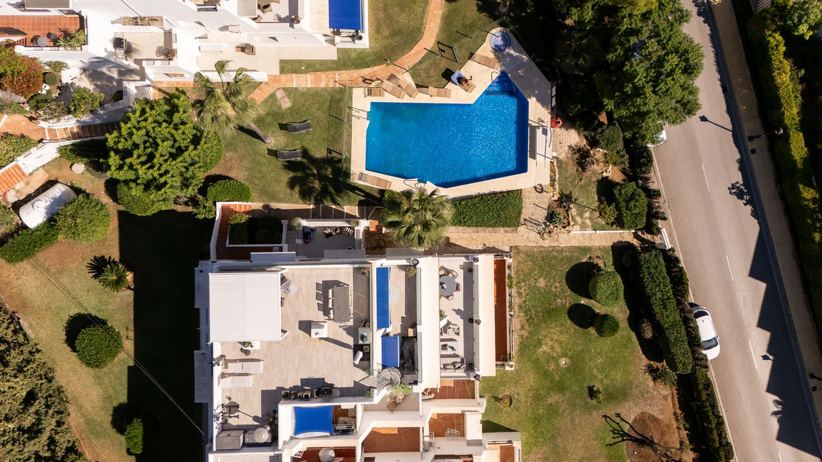 FOR SALE 🏡 Renovated Three-Bedroom Apartment with South-Facing Terrace near Centro Plaza – Nueva Andalucía, Marbella 🇪🇸