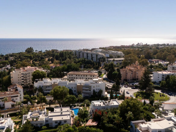 FOR SALE 🏡 Renovated Three-Bedroom Apartment with South-Facing Terrace near Centro Plaza – Nueva Andalucía, Marbella 🇪🇸