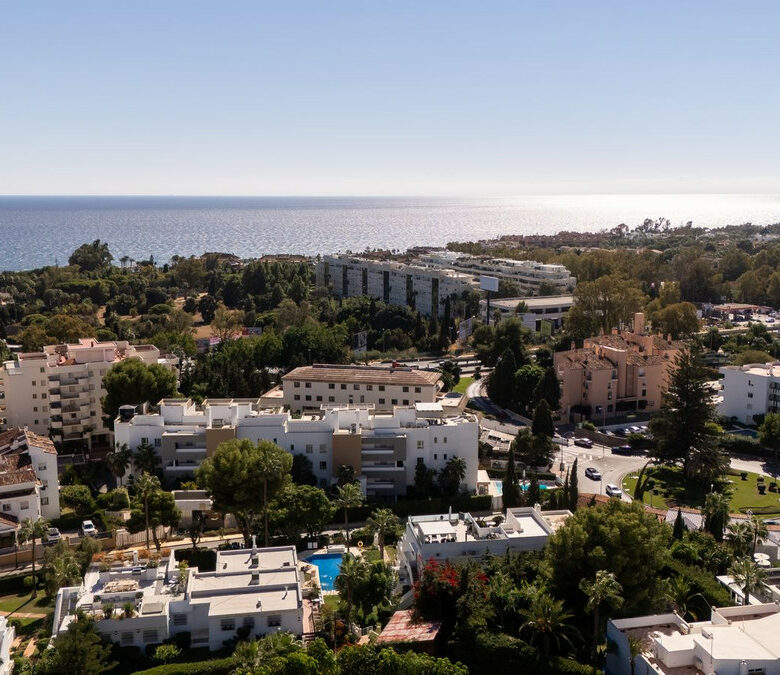FOR SALE 🏡 Renovated Three-Bedroom Apartment with South-Facing Terrace near Centro Plaza – Nueva Andalucía, Marbella 🇪🇸