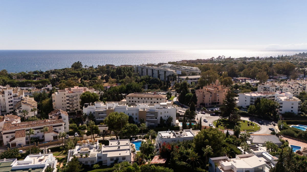 FOR SALE 🏡 Renovated Three-Bedroom Apartment with South-Facing Terrace near Centro Plaza – Nueva Andalucía, Marbella 🇪🇸