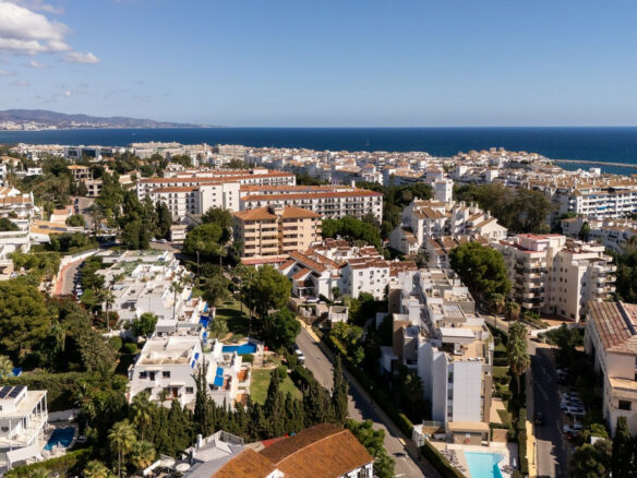 FOR SALE 🏡 Renovated Three-Bedroom Apartment with South-Facing Terrace near Centro Plaza – Nueva Andalucía, Marbella 🇪🇸
