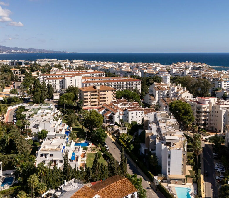 FOR SALE 🏡 Renovated Three-Bedroom Apartment with South-Facing Terrace near Centro Plaza – Nueva Andalucía, Marbella 🇪🇸