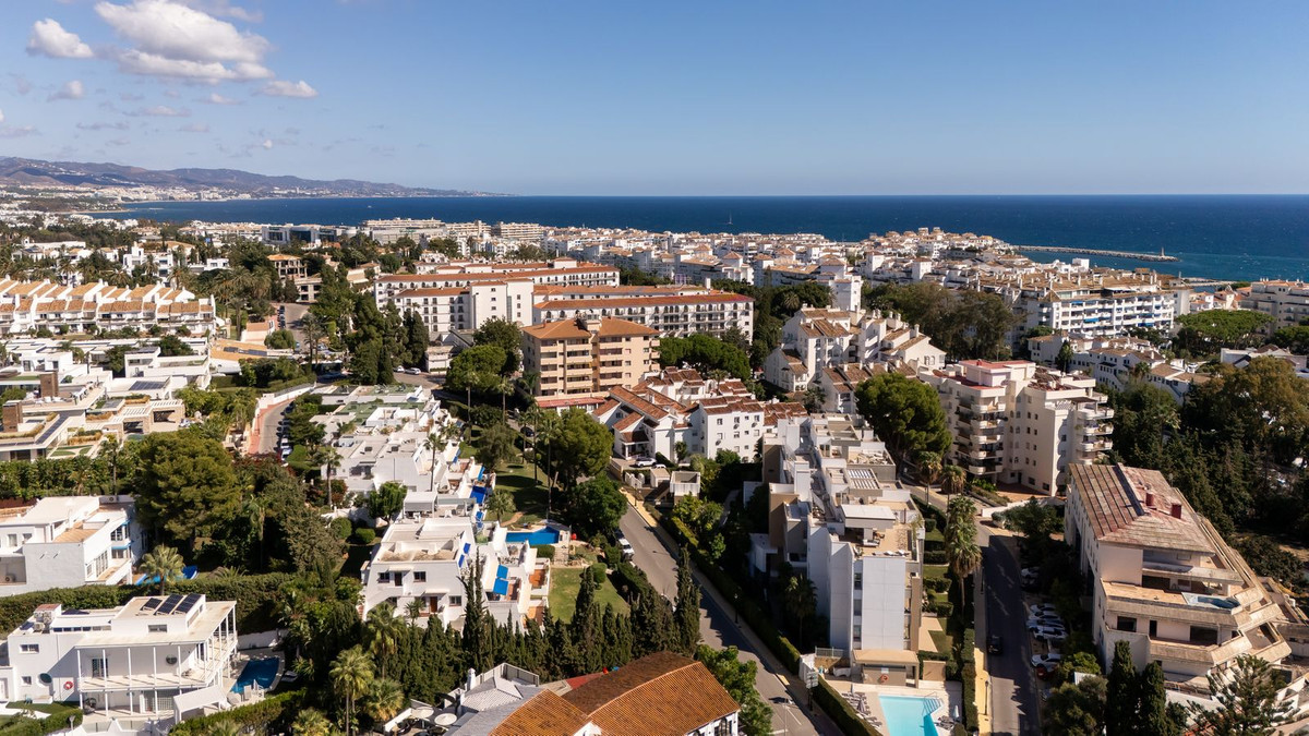 FOR SALE 🏡 Renovated Three-Bedroom Apartment with South-Facing Terrace near Centro Plaza – Nueva Andalucía, Marbella 🇪🇸