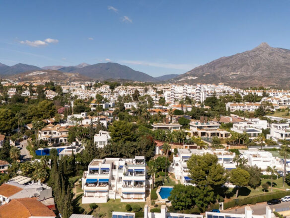 FOR SALE 🏡 Renovated Three-Bedroom Apartment with South-Facing Terrace near Centro Plaza – Nueva Andalucía, Marbella 🇪🇸