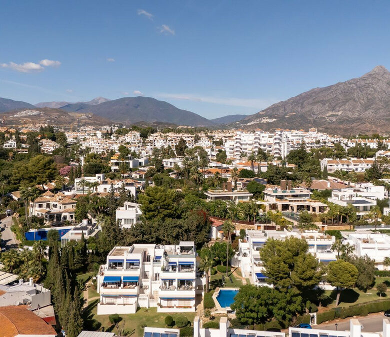 FOR SALE 🏡 Renovated Three-Bedroom Apartment with South-Facing Terrace near Centro Plaza – Nueva Andalucía, Marbella 🇪🇸