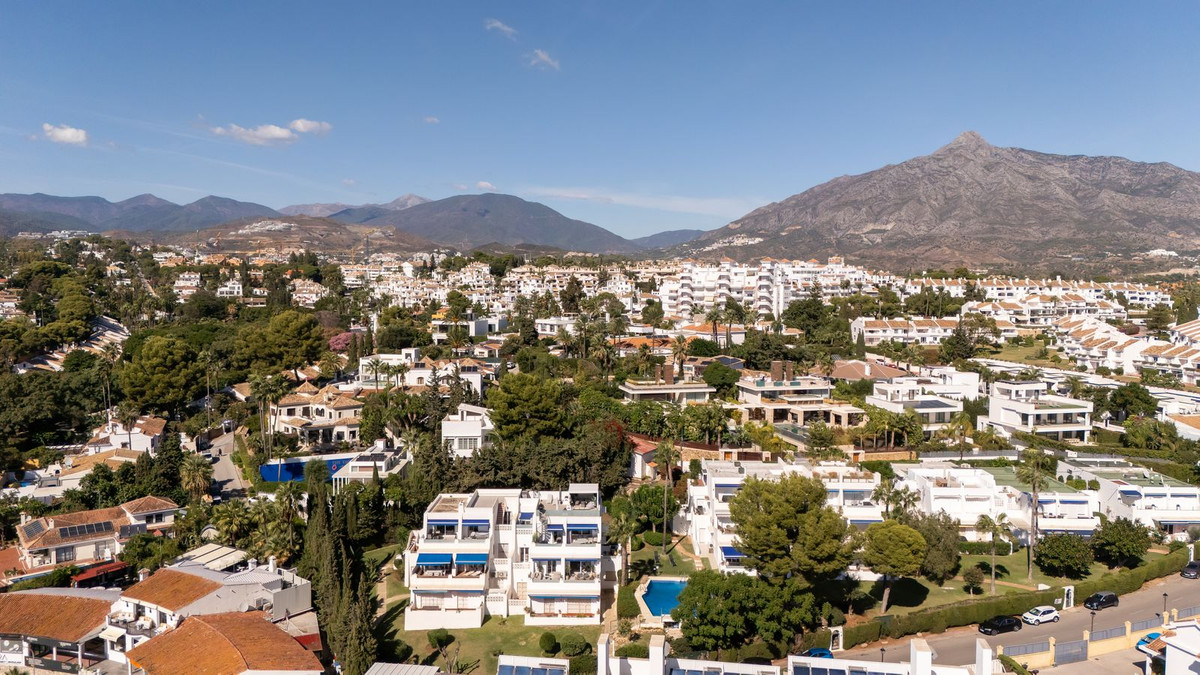 FOR SALE 🏡 Renovated Three-Bedroom Apartment with South-Facing Terrace near Centro Plaza – Nueva Andalucía, Marbella 🇪🇸