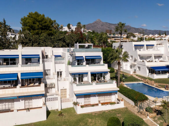 FOR SALE 🏡 Renovated Three-Bedroom Apartment with South-Facing Terrace near Centro Plaza – Nueva Andalucía, Marbella 🇪🇸