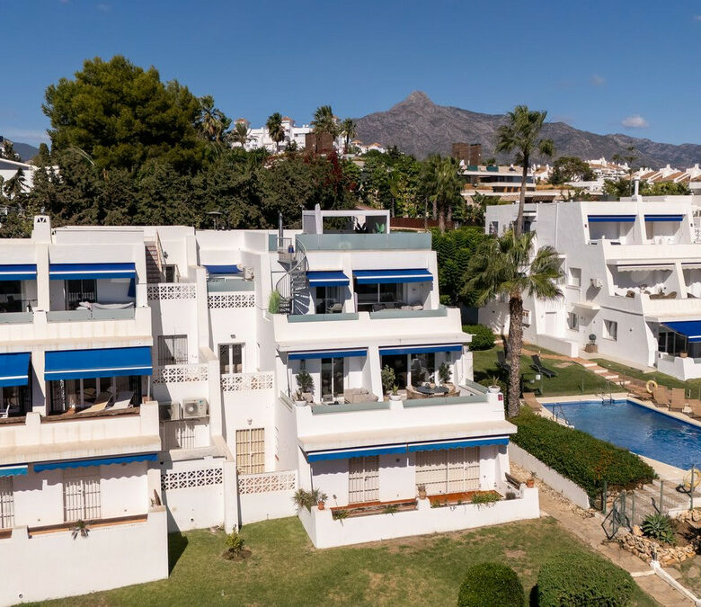 FOR SALE 🏡 Renovated Three-Bedroom Apartment with South-Facing Terrace near Centro Plaza – Nueva Andalucía, Marbella 🇪🇸