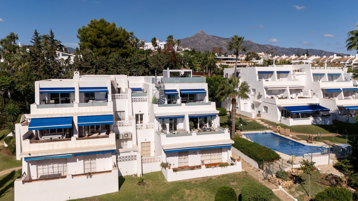 FOR SALE 🏡 Renovated Three-Bedroom Apartment with South-Facing Terrace near Centro Plaza – Nueva Andalucía, Marbella 🇪🇸