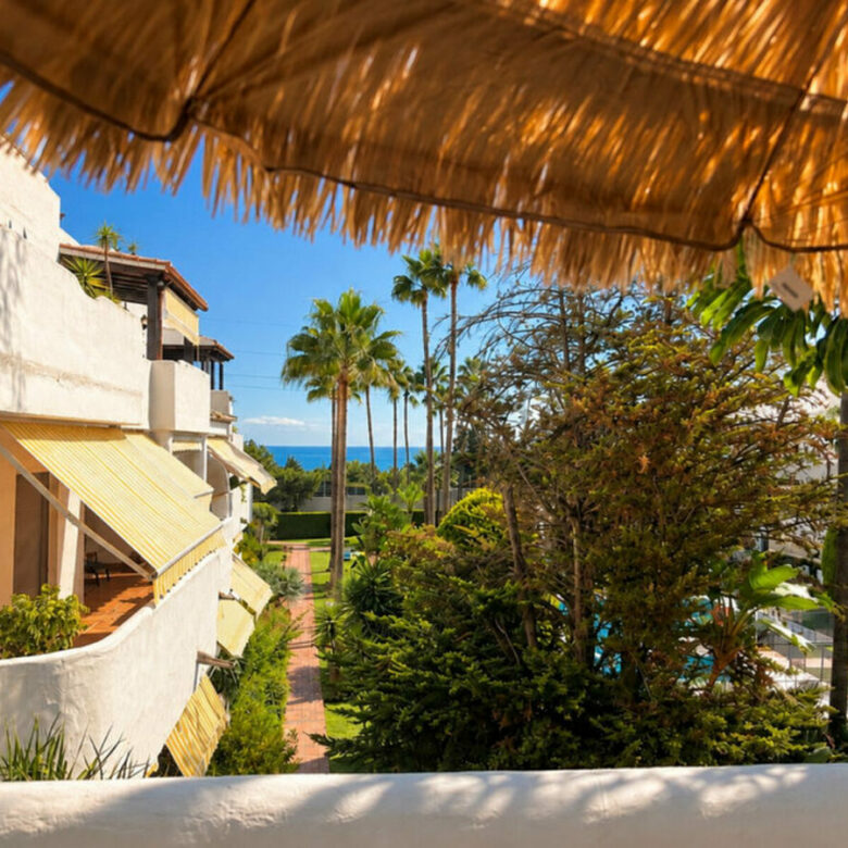 FOR SALE 🏡 Renovated Three-Bedroom Apartment with Terrace in a Gated Community – Nagüeles, Golden Mile, Marbella 🇪🇸
