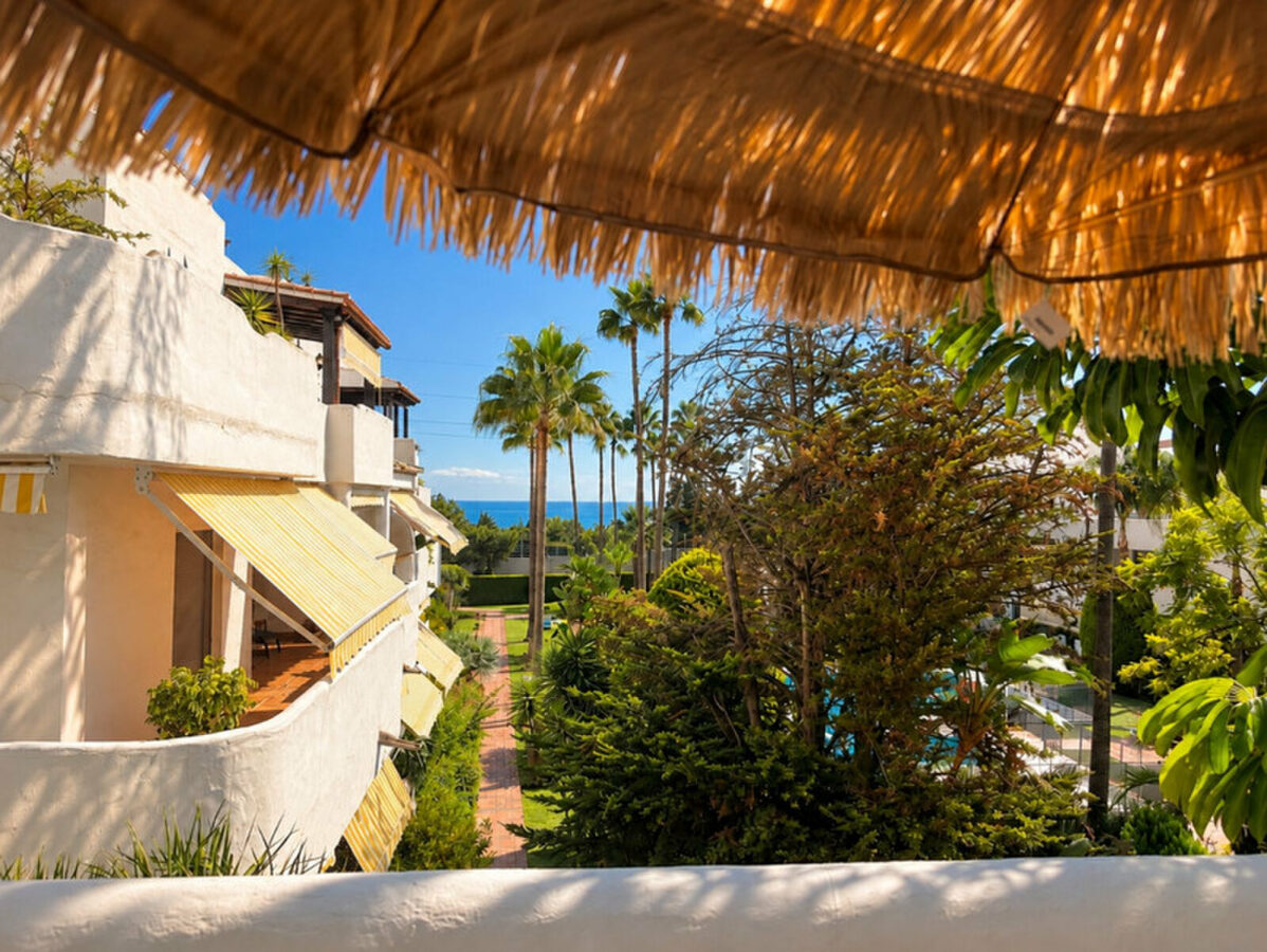 FOR SALE 🏡 Renovated Three-Bedroom Apartment with Terrace in a Gated Community – Nagüeles, Golden Mile, Marbella 🇪🇸