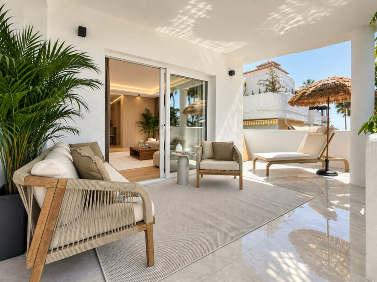 FOR SALE 🏡 Renovated Three-Bedroom Apartment with Terrace in a Gated Community – Nagüeles, Golden Mile, Marbella 🇪🇸
