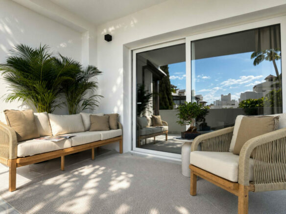 FOR SALE 🏡 Renovated Three-Bedroom Apartment with Terrace in a Gated Community – Nagüeles, Golden Mile, Marbella 🇪🇸