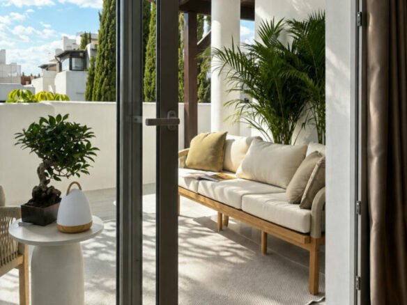 FOR SALE 🏡 Renovated Three-Bedroom Apartment with Terrace in a Gated Community – Nagüeles, Golden Mile, Marbella 🇪🇸