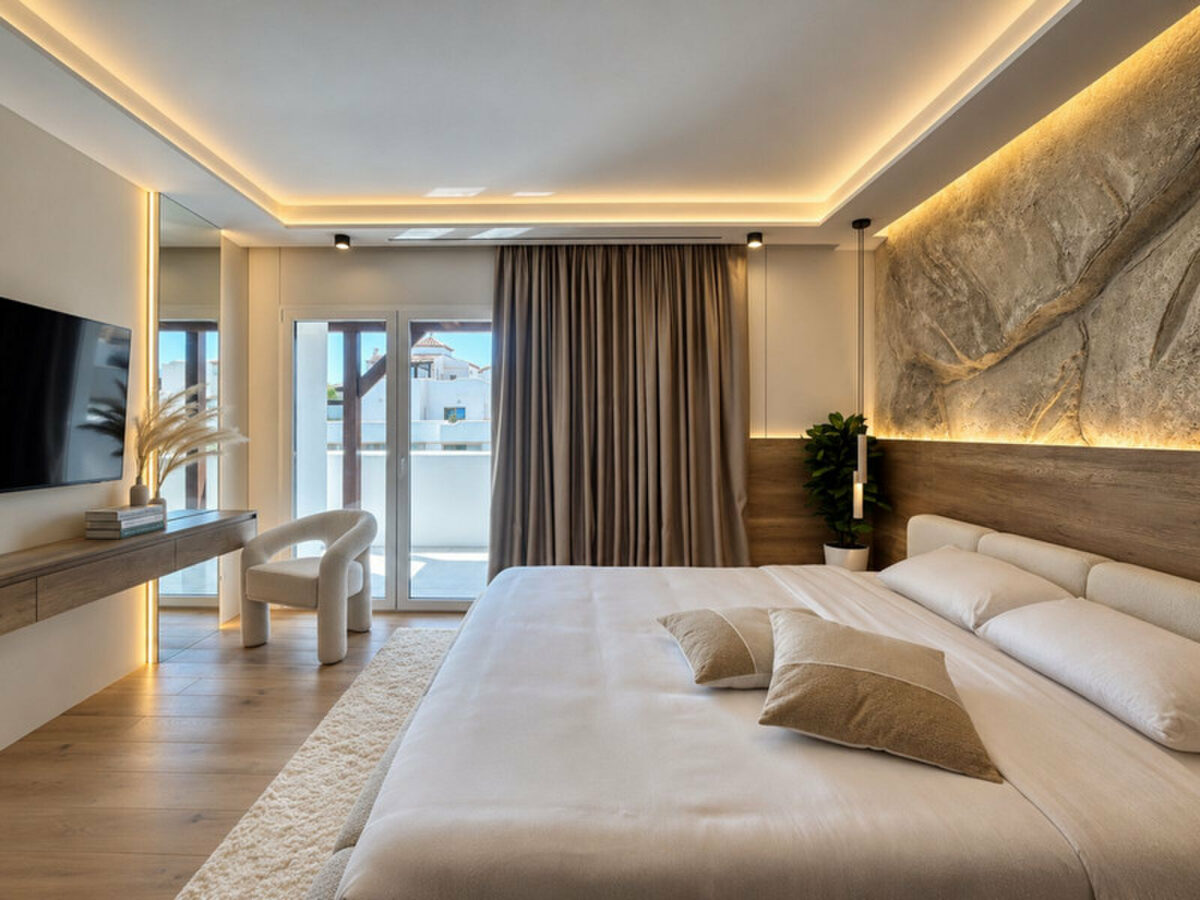 FOR SALE 🏡 Renovated Three-Bedroom Apartment with Terrace in a Gated Community – Nagüeles, Golden Mile, Marbella 🇪🇸